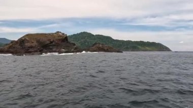 Denizde yüzen bir tekneden Mercan Adası manzarası. Balık ve balıkçılık konsepti. Yavaş Hareket Görüntüsü.