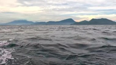 Denize açılan bir tekneden deniz manzarası. Tatil, seyahat ve tatil konsepti. Yavaş Hareket Görüntüsü.
