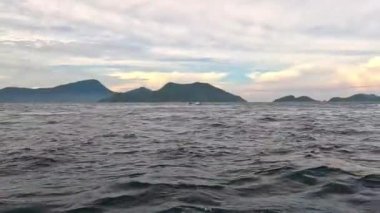 Denize açılan bir tekneden deniz manzarası. Tatil, seyahat ve tatil konsepti.