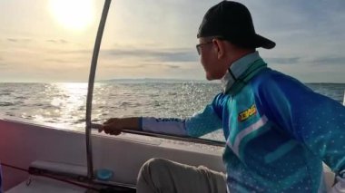 Aceh, Endonezya - 3 Temmuz 2024: Balıkçılar sabah sürat teknesiyle balığa giderler. Balık ve balıkçılık konsepti. Yavaş Hareket Görüntüsü.