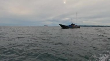 Balıkçı teknesi sabah balığa gider. Balık ve balıkçılık konsepti. Yavaş Hareket Görüntüsü.