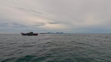 Balıkçı teknesi sabah balığa gider. Balık ve balıkçılık kavramı.