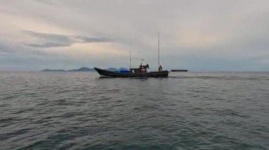 Balıkçı teknesi sabah balığa gider. Balık ve balıkçılık kavramı.