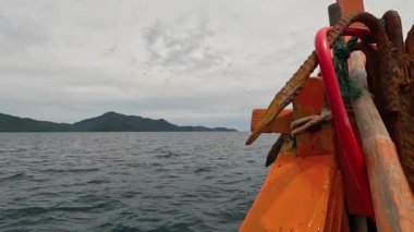 Denizi geçen bir teknenin tepesinden görüntü. Denize açılan bir tekne. Denizde bir tatil. Ulaşım. Yavaş Hareket Görüntüsü.