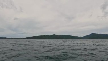 Denize açılan bir tekneden deniz manzarası. Tatil, seyahat ve tatil konsepti.