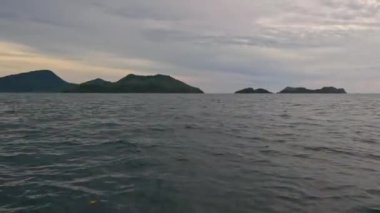 Denize açılan bir tekneden deniz manzarası. Tatil, seyahat ve tatil konsepti.