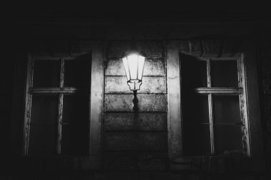 Şehirdeki eski pencere