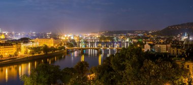 Budapeşte ve Tuna Nehri 'nin gece manzarası, hungary