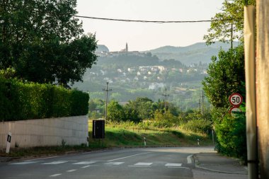 Hırvatistan 'da bir tepedeki antik şato