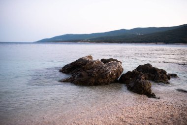 Crotia 'daki adanın kıyısında.