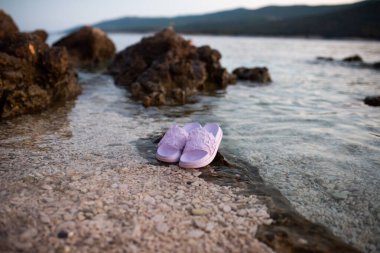 Akşamları, denizde terlikler