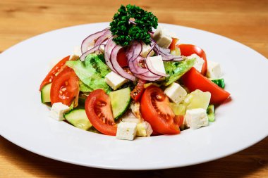 Peynirli taze sebze, salatalık, domates ve soğanlı.