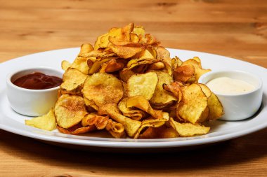 Tahta masada soslu patates cipsi..