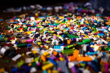 Renkli plastik oyuncaklar, yerde tuğlalar.