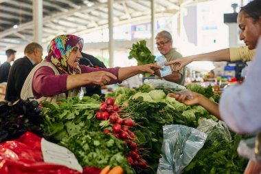 ANTALYA, TURKEY - 3 Kasım 2022: Antalya, Türkiye 'deki Konyaalti Liman' daki yerel geleneksel pazarda insanlar. Yüksek kalite fotoğraf. Yüksek kalite fotoğraf