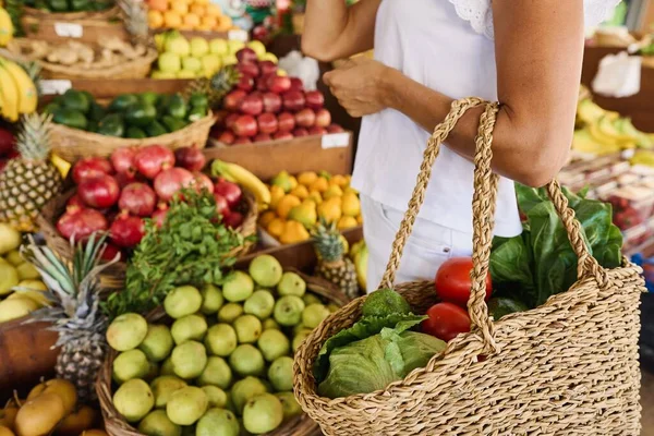 Une Jeune Femme Achète Des Fruits Légumes Dans Marché Aliments — Photo