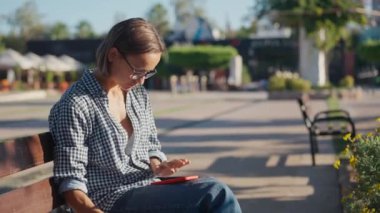 tablet ve paket servisi olan restoran kahve ile parkta genç kadın.