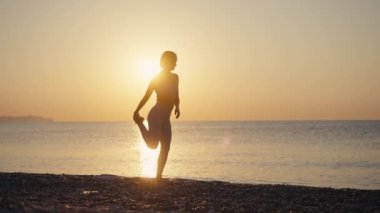 Genç beyaz kadın yoga yapıyor. Kadın silueti yoga yapıyor..