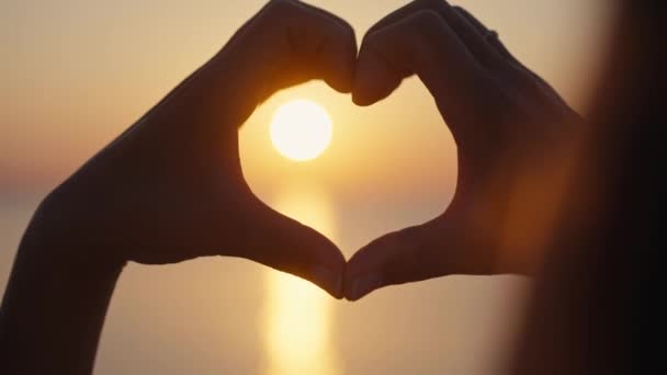 Hände Formen Eine Herzform Mit Sonnenuntergang Silhouette — Stockvideo