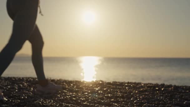 Sahilde Gün Doğumunda Yoga Yapan Bir Kız Kadınlar Gün Doğumunda — Stok video