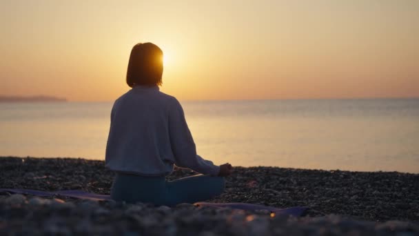 Silhueta Jovem Praticando Ioga Natureza Pôr Sol Meditação Ativa Conceito — Vídeo de Stock