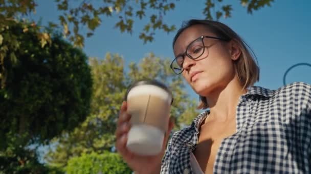 Femeie Tânără Parc Tabletă Cafea Takeaway — Videoclip de stoc