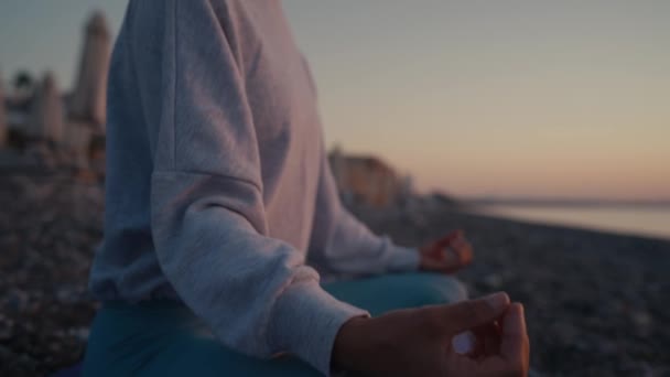 Silhouet Van Jonge Vrouw Die Yoga Beoefent Natuur Bij Zonsondergang — Stockvideo