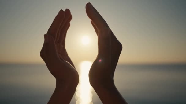 Szczęśliwa Dziewczyna Plaży Zachodzie Słońca Figura Zrobiona Palcami Ręce Dziewczęcego — Wideo stockowe