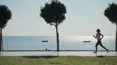 4K plajında koşan bir kadın. Sabah Türkiye 'de plaj yakınında koşan beyaz kadın..