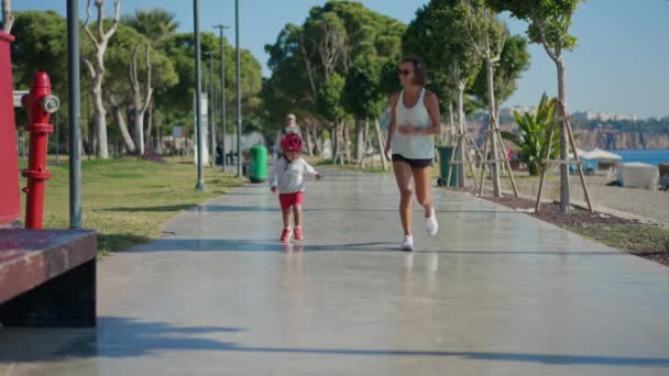 Caucásico Mujer Corriendo Cerca Playa Con Pequeño Hijo — Vídeos de Stock