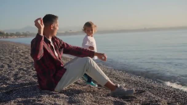 Otec Syn Hrají Pláži Úsvitu Tráví Spolu Kvalitní Rodinný Čas — Stock video