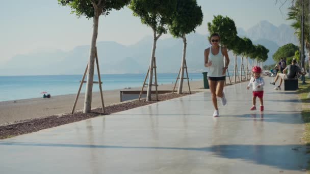 Kaukaska Kobieta Jogging Pobliżu Plaży Jej Mały Syn — Wideo stockowe