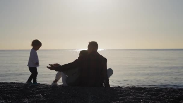 Gelukkige Jonge Familie Wandelen Het Strand Tot Aan Zonsondergang Hoge — Stockvideo