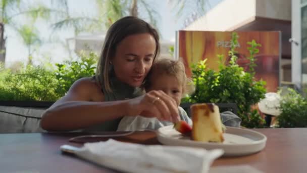 Jeune Mère Nourrissant Son Petit Garçon Dessert Mère Fils Dégustant — Video