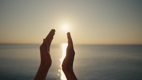 日落时在海滩上快乐的女孩 是用手指做的女孩的手的心形 夏天的梦日落时在田野里自由的快乐 手指间的阳光 — 图库视频影像