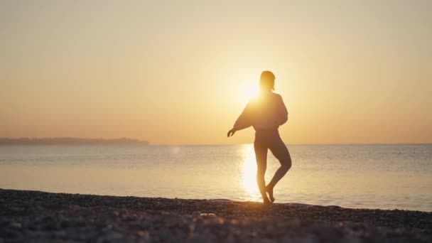 Sylwetka Kobieta Ćwiczy Jogę Pozować Medytacji Wakacji Wakacje Plaży Szczęścia — Wideo stockowe