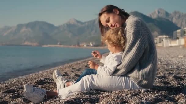 Matka Hraje Dítětem Mořského Koníka Krásný Východ Slunce Žena Objímající — Stock video