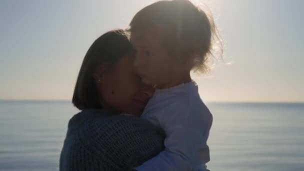 有孩子的年轻家庭看着美丽的日落 母亲和孩子在海边玩耍 积极健康的生活方式概念 — 图库视频影像