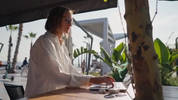 Ernsthafte Schöne Junge Frau Sitzt Tisch Mit Laptop Café Arbeiten — Stockvideo