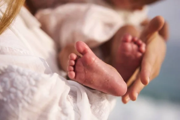 Γυμνά Πόδια Ενός Χαριτωμένου Νεογέννητου Μωρού Ζεστά Λευκά Ρούχα Στη — Φωτογραφία Αρχείου