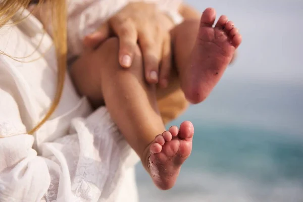 Pés Nus Bebê Recém Nascido Bonito Roupas Brancas Quentes Mar — Fotografia de Stock