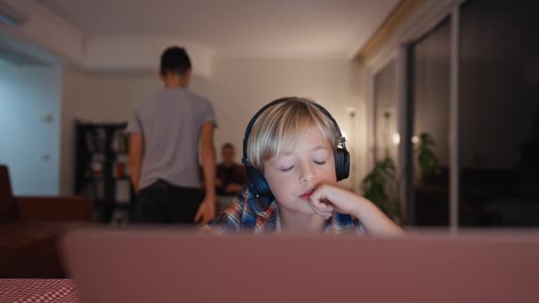 Junge Lernen Hause Junge Lernen Laptop Und Die Familie Spielt — Stockvideo