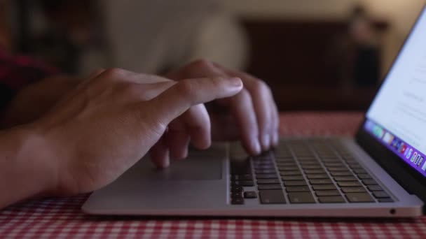 程序员手工输入命令的特写 年轻人在深夜处理新数据时使用键盘 高质量的4K镜头 — 图库视频影像
