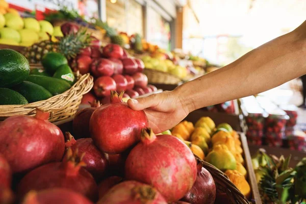 Mulher Escolhendo Romã Entre Muitos Outros Tendo Grandes Compras Alimentos — Fotografia de Stock