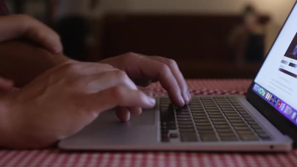Primo Piano Programmatori Mani Digitando Comandi Giovanotto Che Usa Tastiera — Video Stock