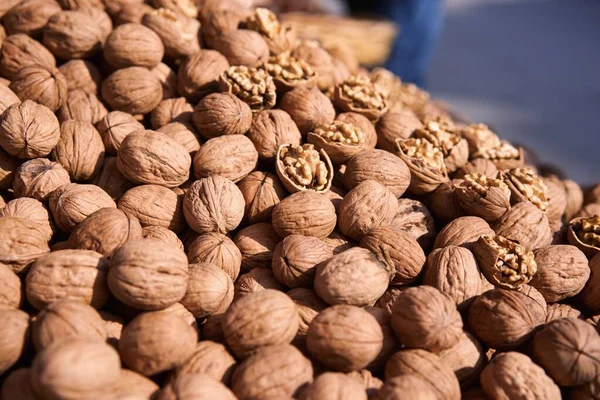 Přírodní Vlašské Ořechy Texturou Pozadí Skořápky Pozadí Čerstvých Vlašských Ořechů — Stock fotografie