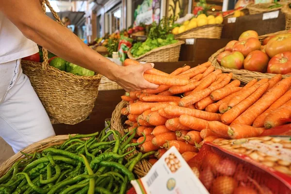 在农贸市场购买新鲜的有机农产品 妇女在食品交易会上选择新鲜的香草 蔬菜和水果 高质量的照片 — 图库照片