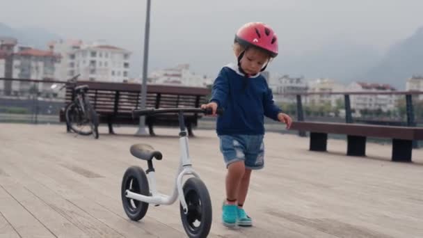 Okul Çocuğu Erkek Kardeşi Mutlu Çocuk Bisikleti Öğretiyor Bisikletle Eğleniyor — Stok video