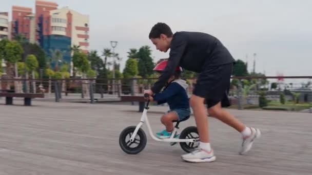 Шкільний Хлопчик Брат Викладає Щасливий Ліхтарик Веселячись Велосипеді Активна Сім — стокове відео