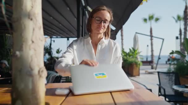 Poważna Piękna Młoda Kobieta Siedzi Przy Stole Laptopem Kawiarni Pracując — Wideo stockowe